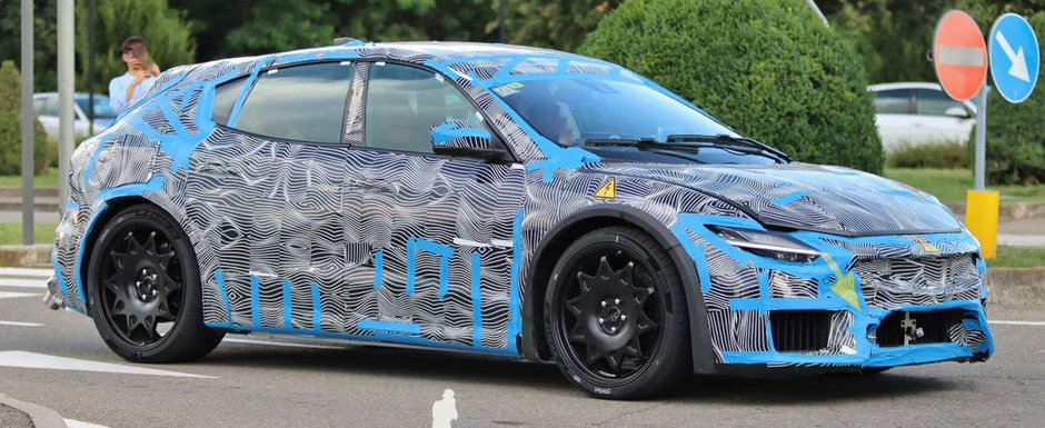 Primul model cu propulsie electrica de la Ferrari, surprins in teste pe strazile orasului Maranello. Noua masina pe baterii a italienilor a fost fotografiata cu o caroserie modificata de Maserati Levante si faruri de Roma Primul model cu propulsie electrica de la Ferrari, surprins in teste pe strazile orasului Maranello. Noua masina pe baterii a italienilor a fost fotografiata cu o caroserie modificata de Maserati Levante si faruri de Roma