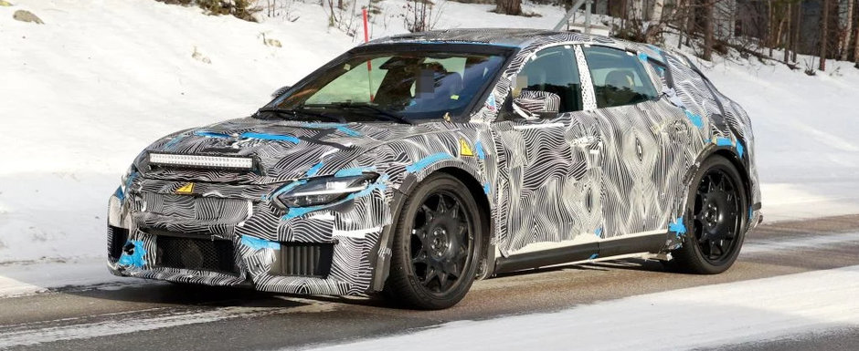 Primul model cu propulsie electrica de la Ferrari, surprins din nou in teste. Noua masina pe baterii a italienilor ar putea oferi trei motoare si peste 750 de cai putere Primul model cu propulsie electrica de la Ferrari, surprins din nou in teste. Noua masina pe baterii a italienilor ar putea oferi trei motoare si peste 750 de cai putere
