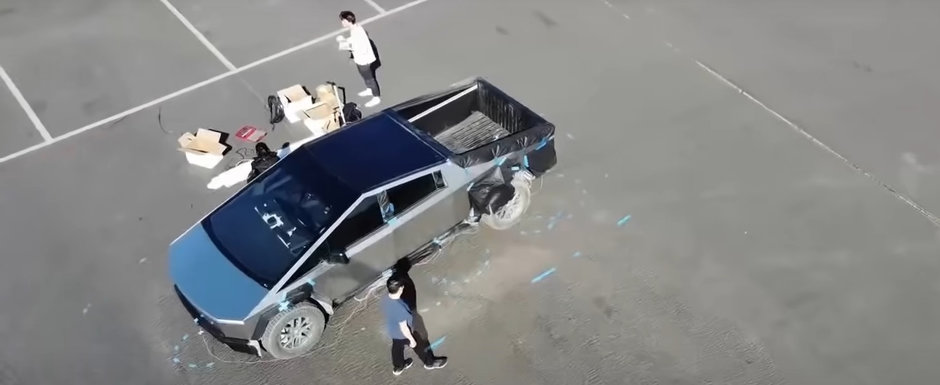 Primul pick-up de la Tesla a debutat oficial si e diferit de tot ce ai vazut la viata ta. Noul Cybertruck, surprins partial necamuflat pe pista de incercari a fabricii din California Primul pick-up de la Tesla a debutat oficial si e diferit de tot ce ai vazut la viata ta. Noul Cybertruck, surprins partial necamuflat pe pista de incercari a fabricii din California