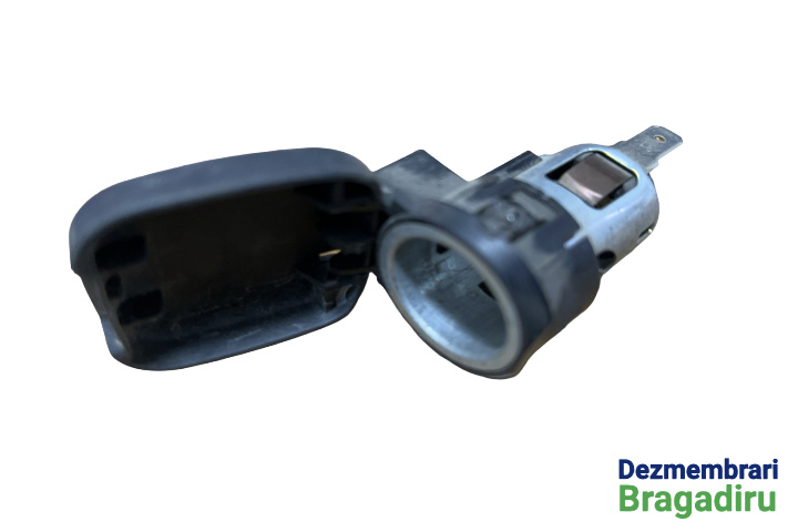 Priza 12V Mercedes-Benz M-Class W163 [1997 - 2001] Crossover 5-usi (W163) V8 4.0 CDI