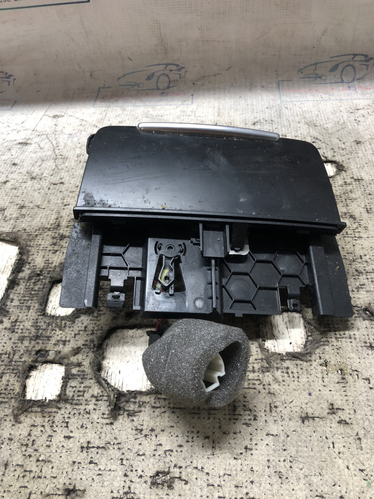 Priza bricheta auxiliara Audi A4 B8 2.0 2014