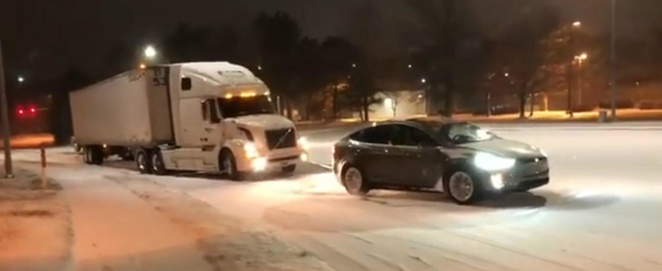 Proba extrema pentru TESLA. A tractat cu brio un TIR de peste 20 de tone, pe zapada