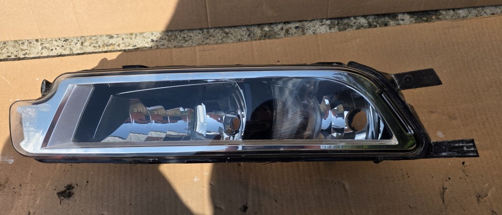Proiector ceata stanga Vw Passat B8 2016 2017 2018 2019