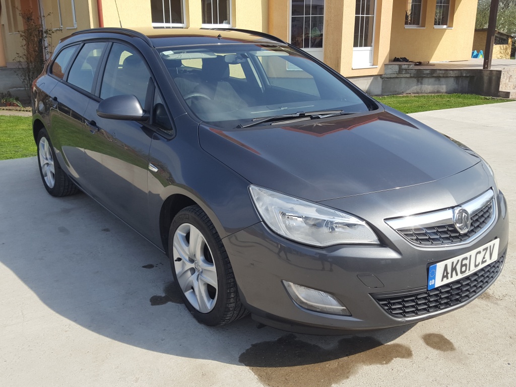 Proiector Dreapta Opel Astra J an 2011