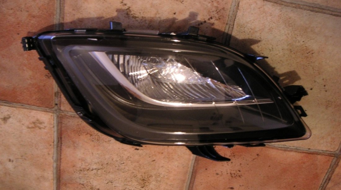 Proiector dreapta Opel Astra J cod 662588537