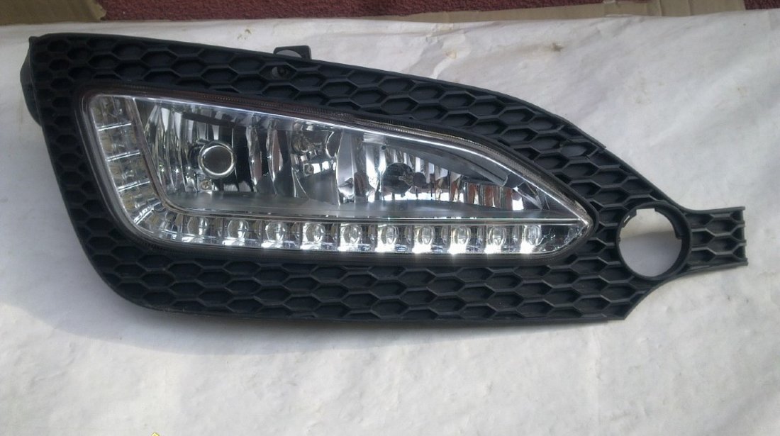 Proiector led dreapta hyundai santa fe 2014