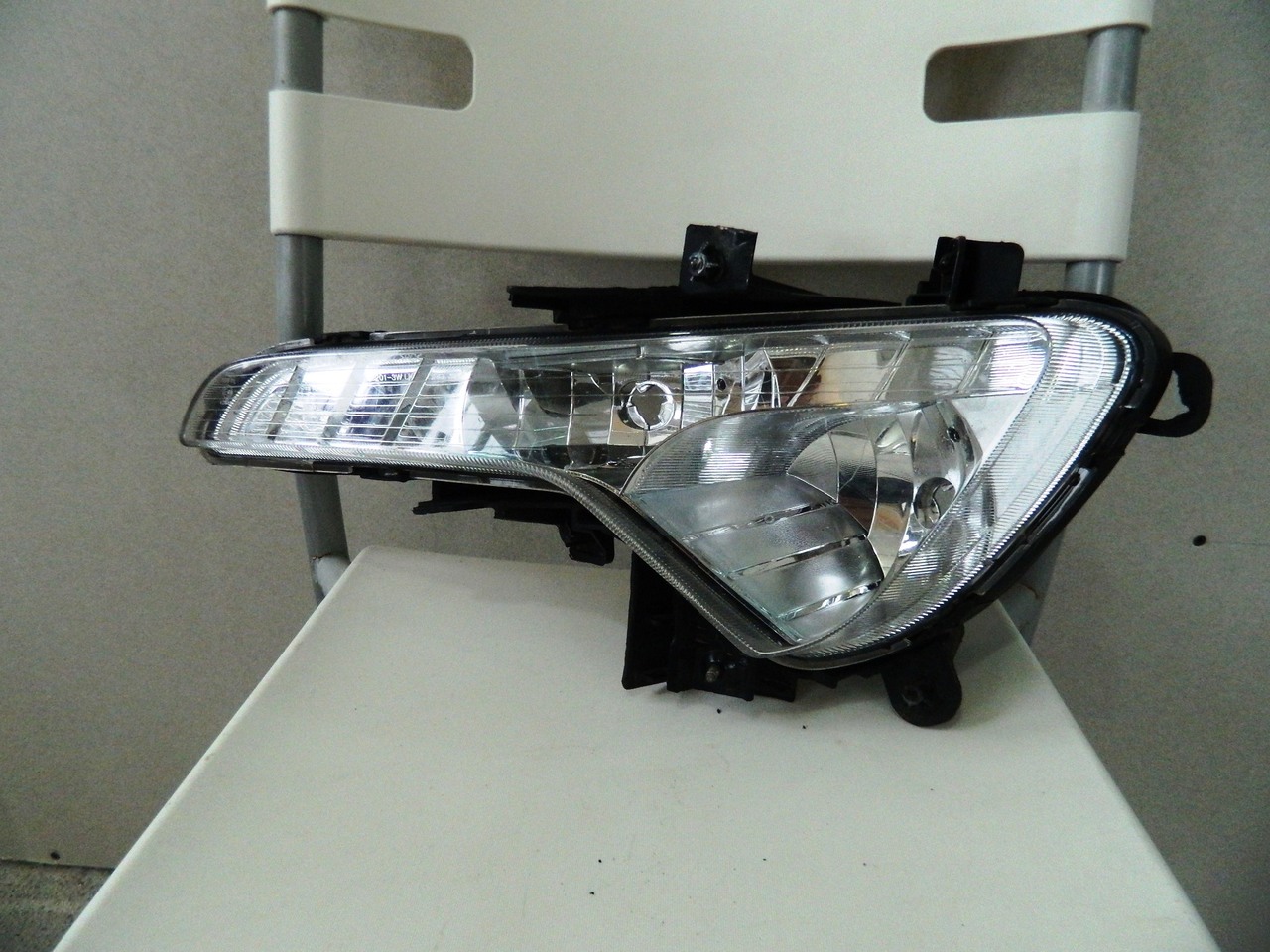 Proiector stanga Kia Sportage model 2010-2015