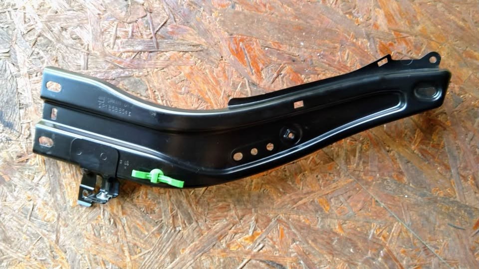Proptea sub bord, partea dreapta, pasager, 5P1858854A