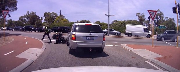 Prostia unui sofer din Australia: cum sa dobori un politist de pe motocicleta