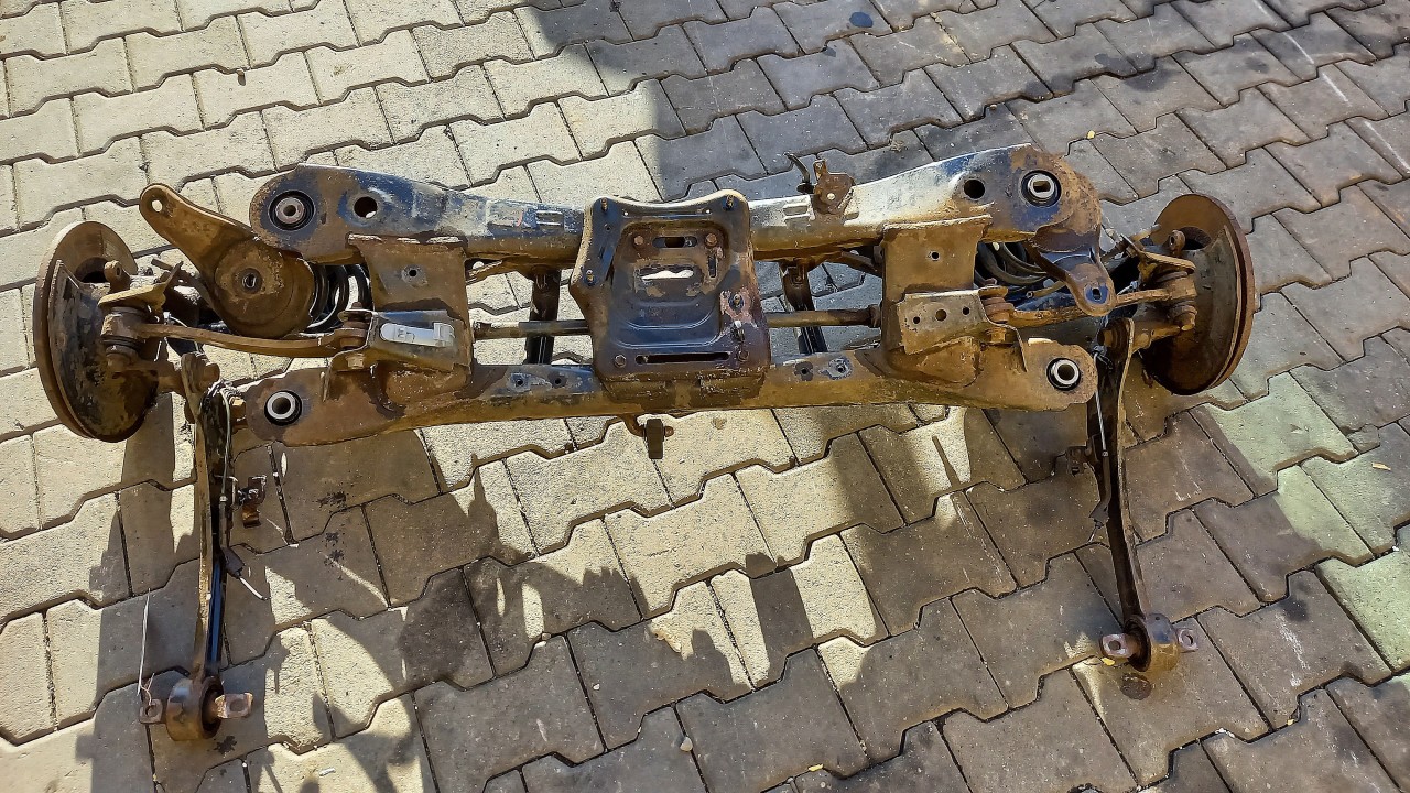 PUNTE SPATE TOYOTA AVENSIS - - (2008 2012)