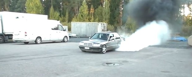 Puterea motorinei: un Mercedes 190 D face burnout si demareaza violent