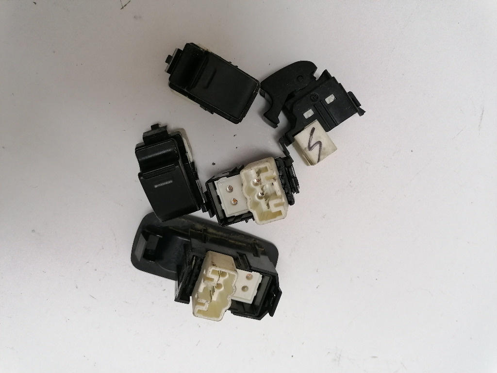 R4043 BUTON SIMPLU GEAM FATA SAU SPATE TOYOTA RAV 4 2000 - - 2005 6072127