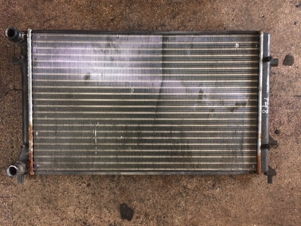 Radiator apa Volkswagen VW Golf 5 [2003 - 2009] Hatchback 5-usi 1.6 FSI Tiptronic (116 hp) (1K1)