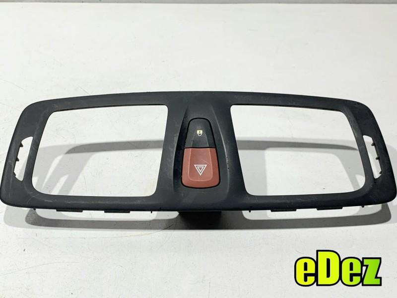 Rama grila ventilatie cu buton avarie Renault Scenic 3 (2009-2011) 8200214896