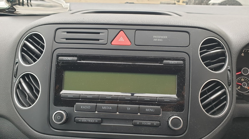 Rama Ornament Grila Centrala Navigatie Radio CD Player Gura Aer Aerisire Ventilatie Bord Centrala Volkswagen Golf 6 Plus 2008 - 2014 [C3135]