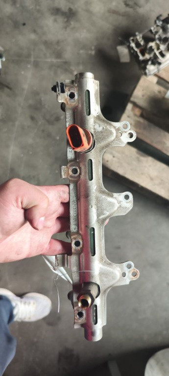 Rampa injectie Audi A4 B8 1.8 TFSI an 2009 2010 2011 2012 cod 06J133317M