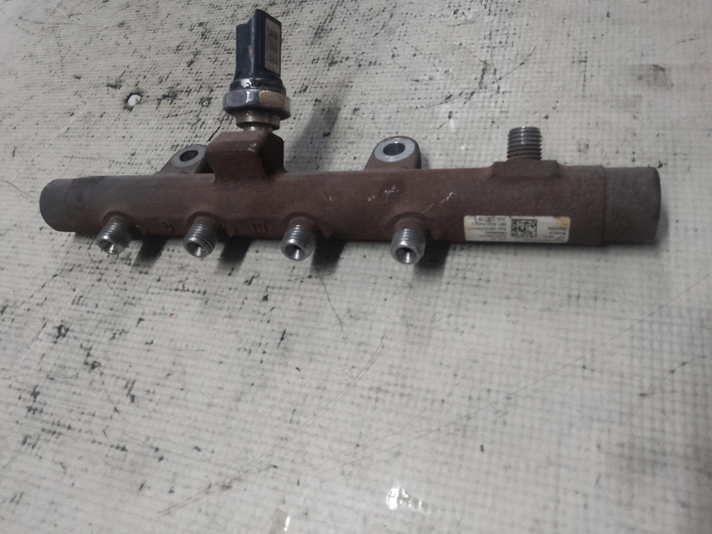 Rampa injectie Nissan Juke 1.5 2011, 8200704212