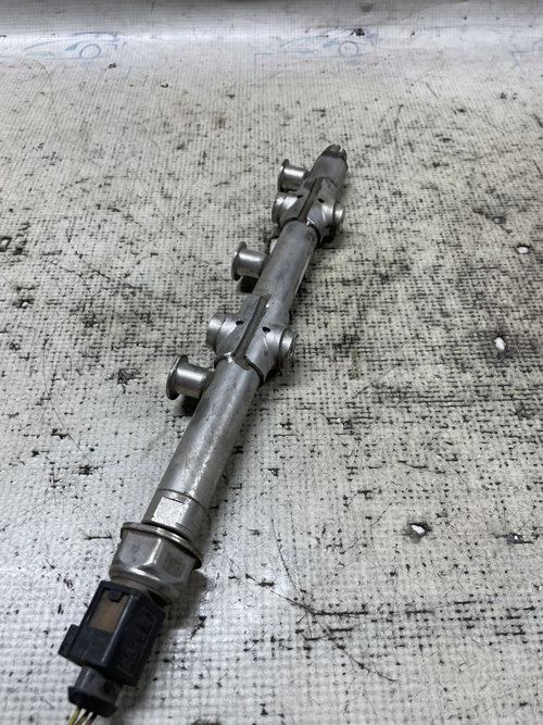 Rampa injectie Skoda RAPID 1.0 2013, 04C133320F