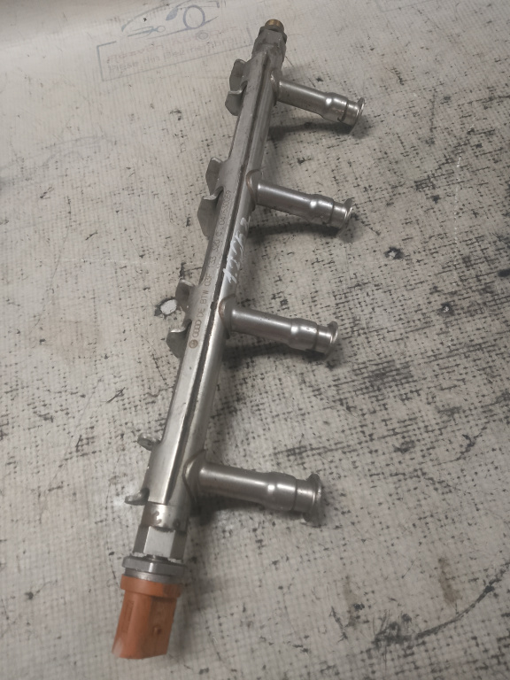 Rampa injectie Skoda RAPID 1.0 Benzina 2014, 03F133320C
