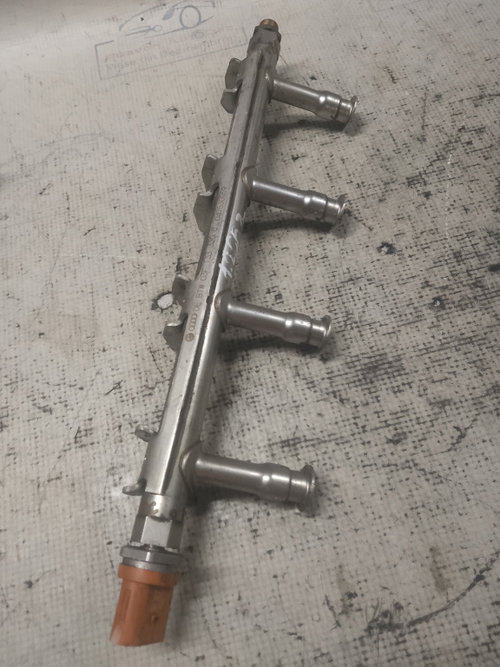 Rampa injectie Skoda RAPID 1.0 Benzina 2014, 03F133320C