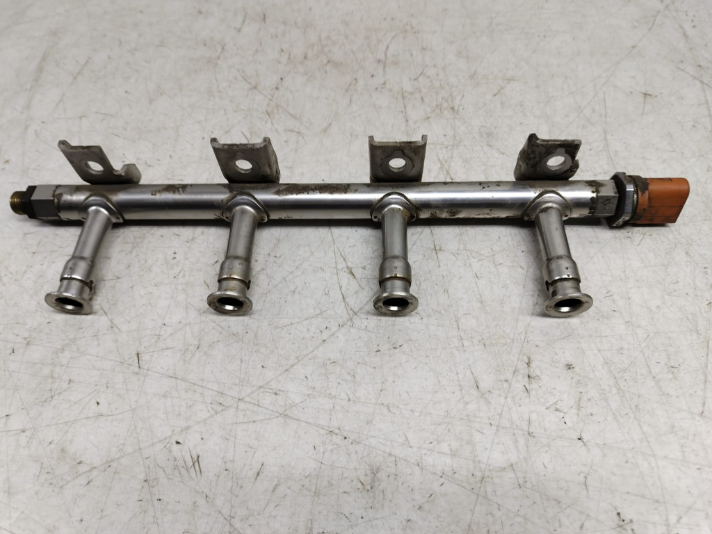 Rampa injectoare 03f133320c 1.2 TSI CBZB Volkswagen VW Touran [2th facelift] [2010 - 2015]