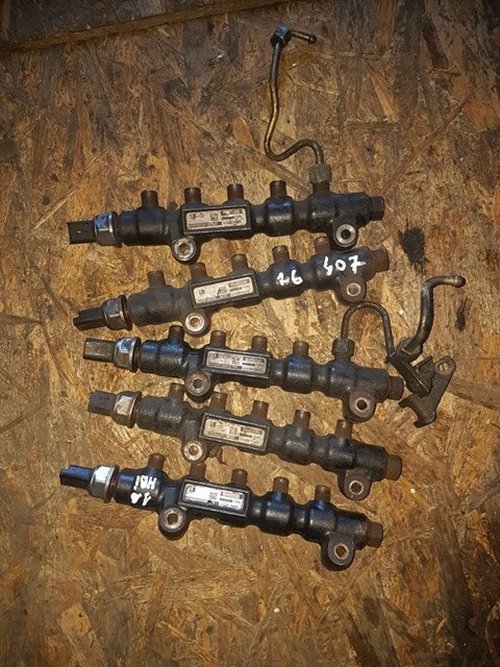 Rampa injectoare citroen c2 1.4 hdi 8hx 68 cai cod 9654592680