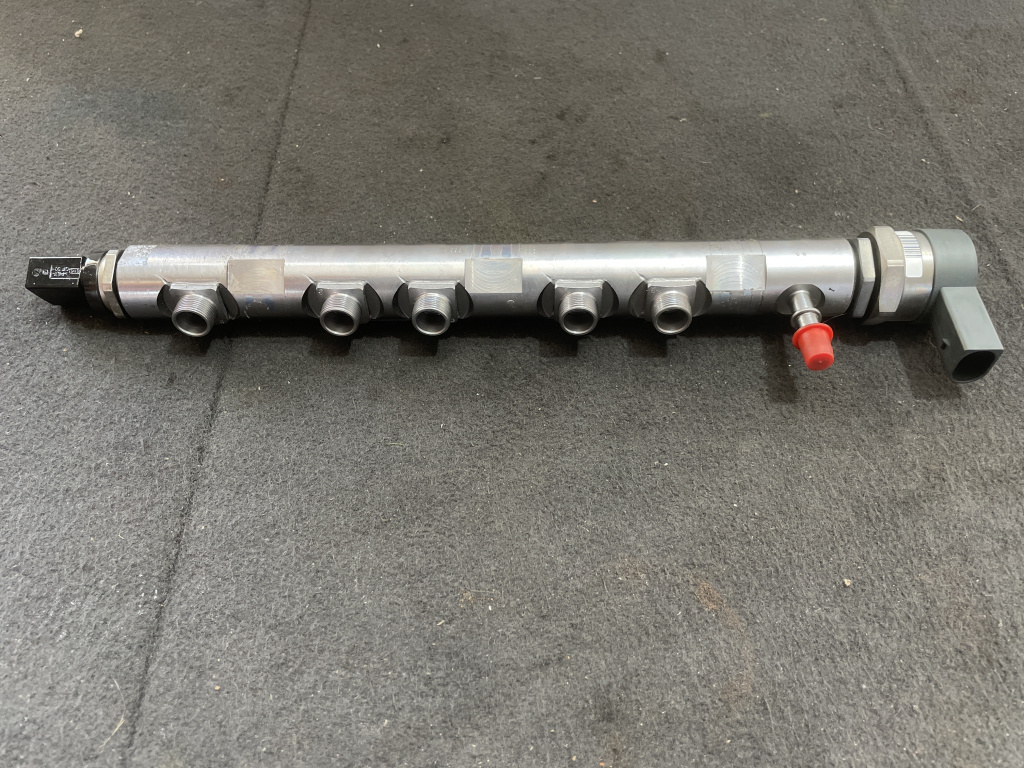 Rampa injectoare cu senzor BMW F30 sedan 2012 (780912805)