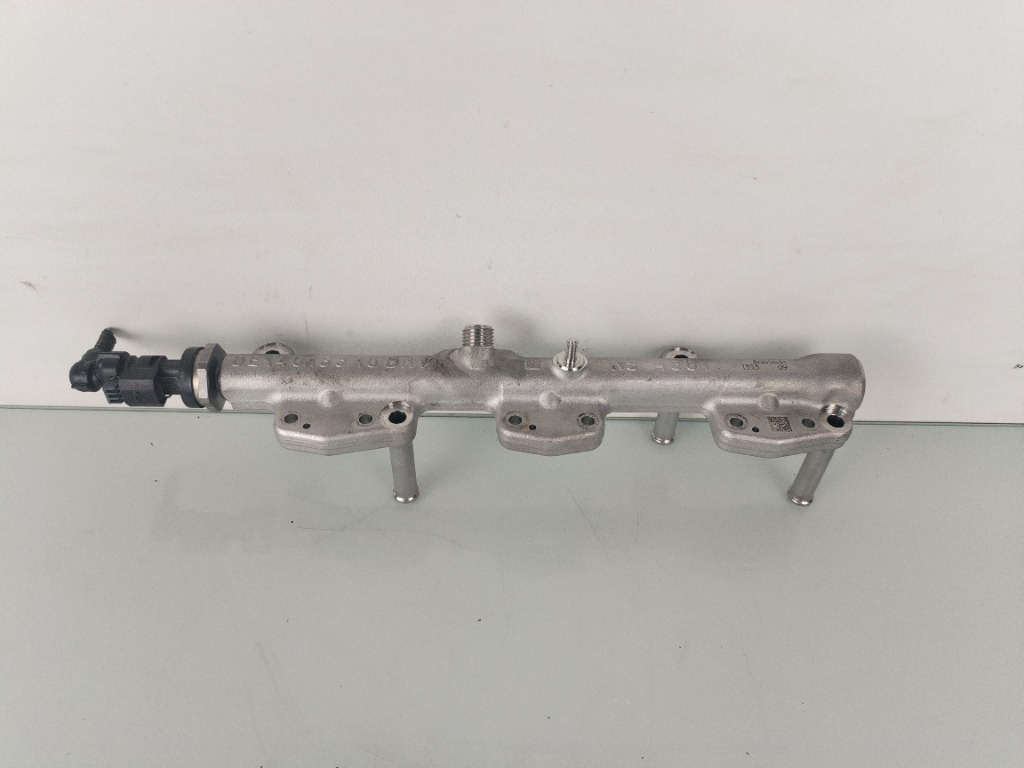 Rampa injectoare cu senzor BMW Seria 1 F40 1.5B B38A 8665631