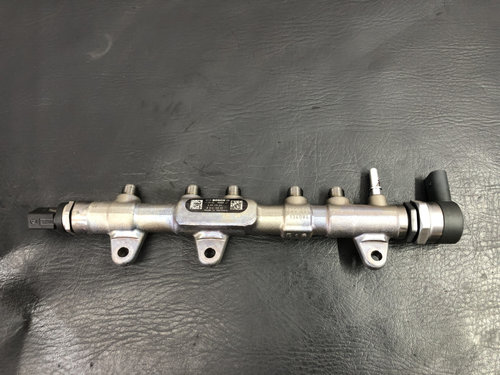Rampa injectoare cu senzor F30 F31 F80 sedan 2017 (851415402)