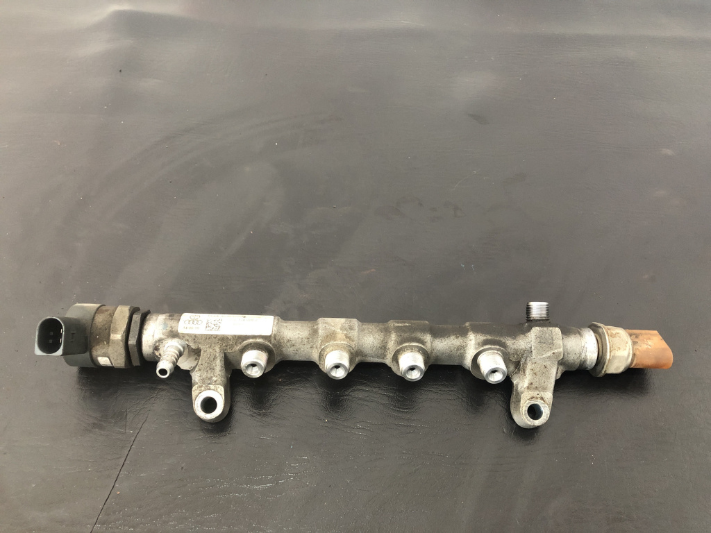Rampa injectoare cu senzor Volkswagen Sharan sedan 2011 (03L130089J)
