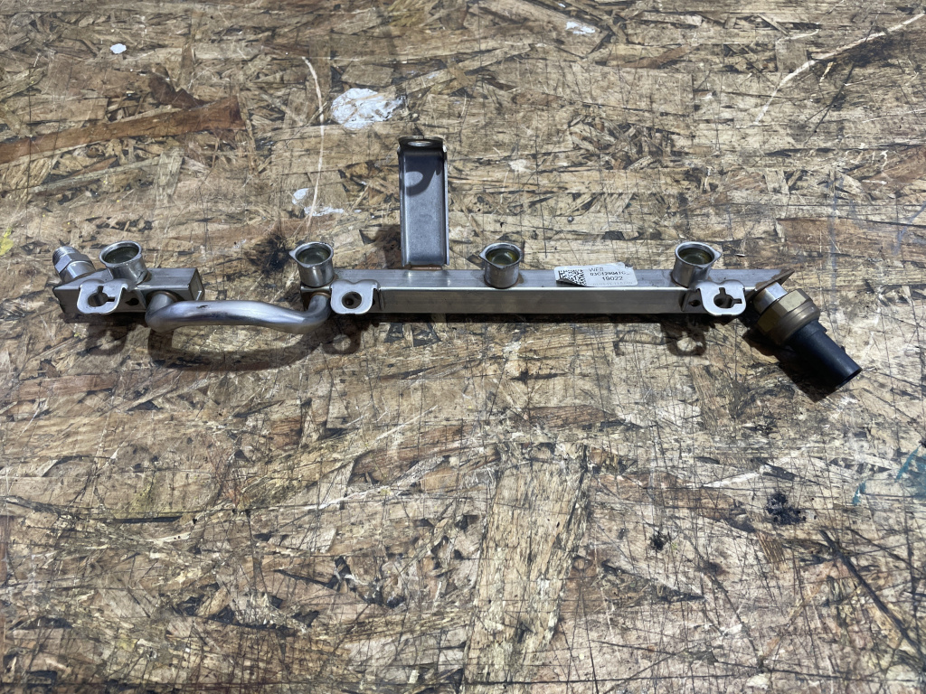 Rampa injectoare cu senzor VW Passat B7 1.4TSI Sedan sedan 2011 (03C133317A)
