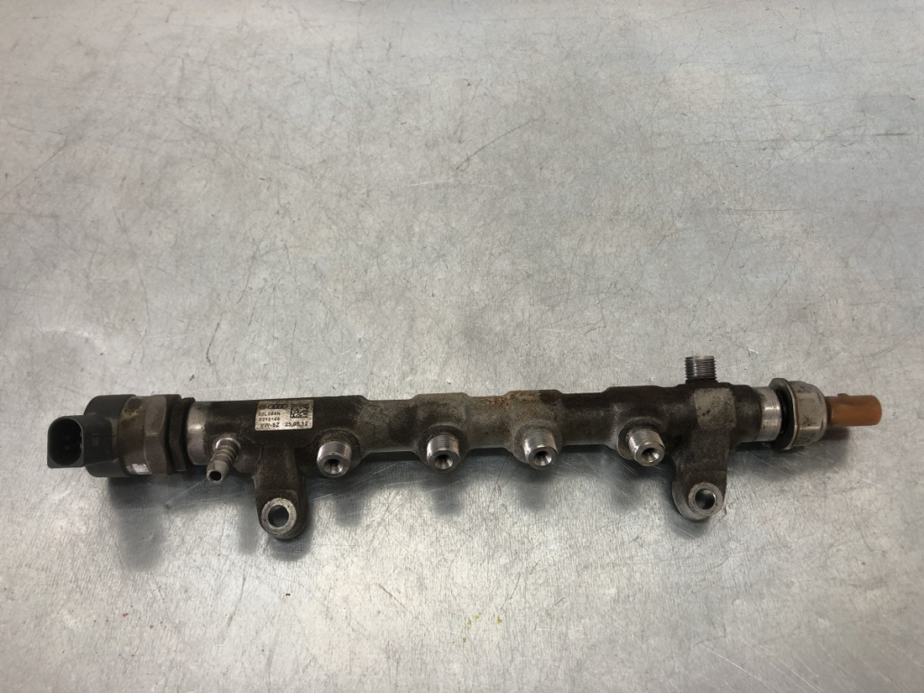 Rampa injectoare cu senzor VW Passat B7 2.0 TDI sedan 2013 (03L089N)