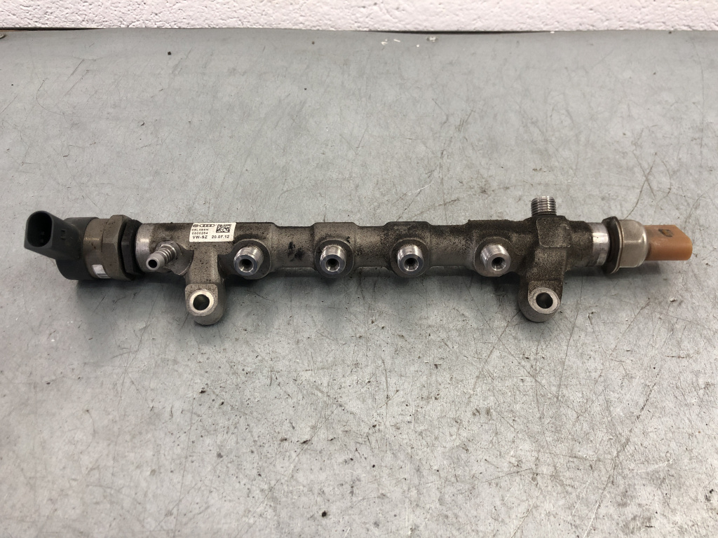 Rampa injectoare cu senzor VW Passat B7 2.0TDI Manual 140cp sedan 2013 (03L089N)