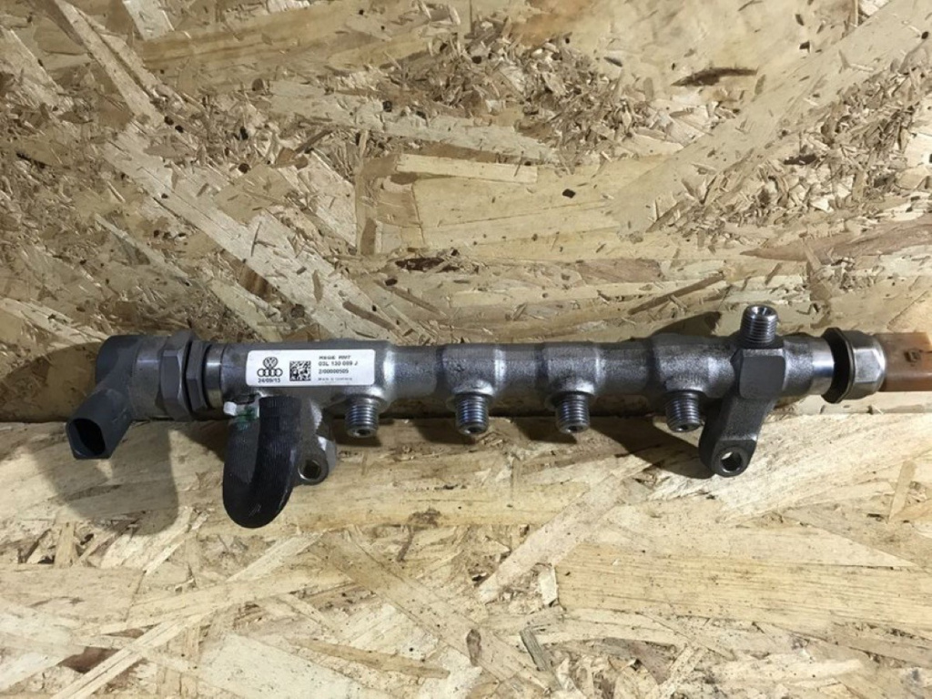Rampa injectoare cu senzor VW Passat B7 4motion combi 2014 (03L130089J)
