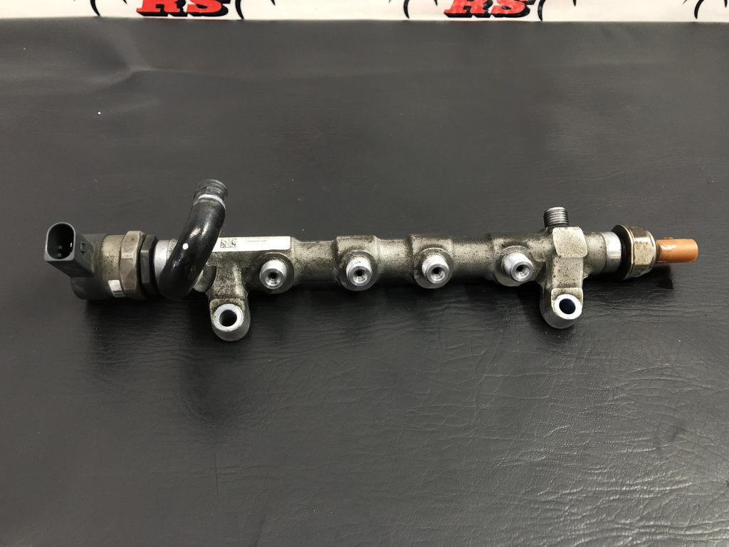 Rampa injectoare cu senzor VW Passat B7 sedan 2011 (03L13089J)