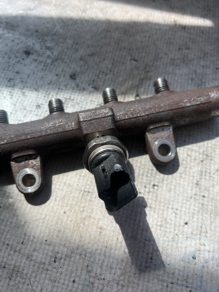 Rampa injectoare Dacia Duster 1.5 Motorina 2013, H8200704217