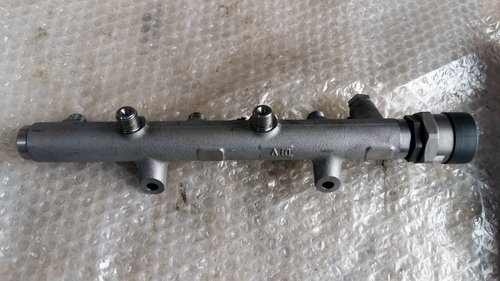 Rampa injectoare dreapta cu senzor audi a4 b8 a5 8t a6 4f q5 q7 2.7 tdi 3.0 tdi 059130090ah 05713076...