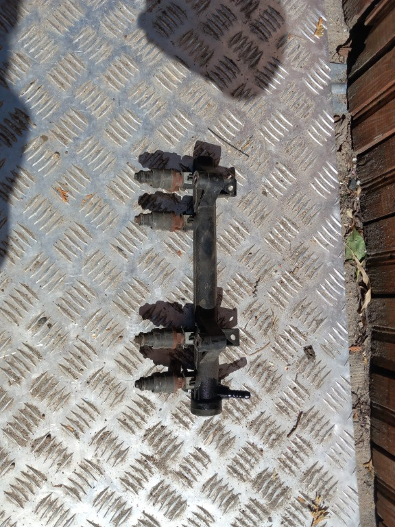 Rampa injectoare skoda fabia 1. 4 benzina an 2001 cod 047133321J