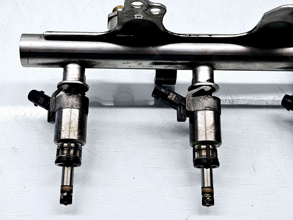 Rampa injectoare Skoda Superb II Combi (3T5) [Fabr 2009-2015] 06J133317M 1.8 TFSI CDAA 118KW / 160CP 1.8 TFSI CDAA 118KW / 160CP