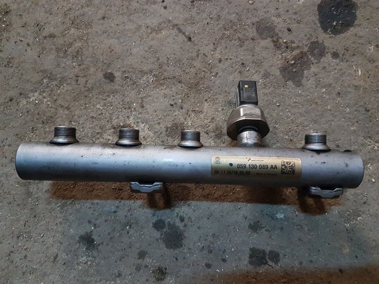 Rampa injectoare stanga 059130089aa audi a4 b7 2.7 tdi bpp 180 cai