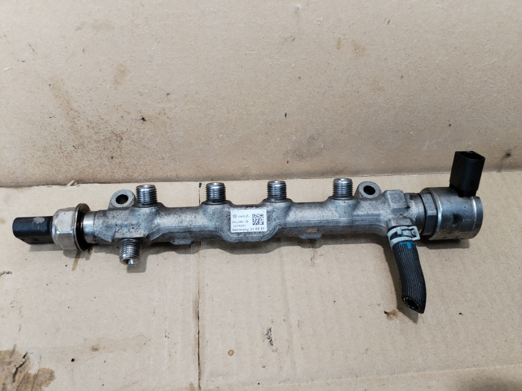 Rampa injectoare Volkswagen Jetta 4 2.0TDI CUU 04L089G