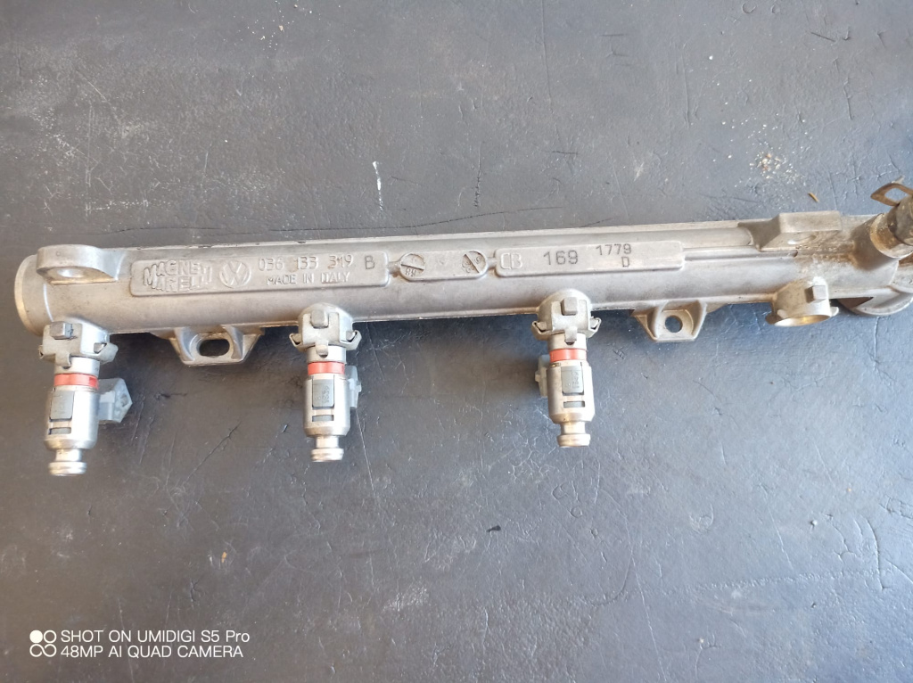 Rampa injectoare VW Golf 4 1.4 16V AKQ - COD 036133319 B
