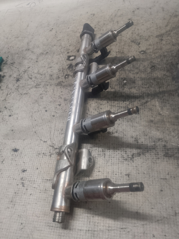 Rampa plus injectoare Audi A4 B9 1.4 Benzina 2016, 04E133320D / 03E133036A