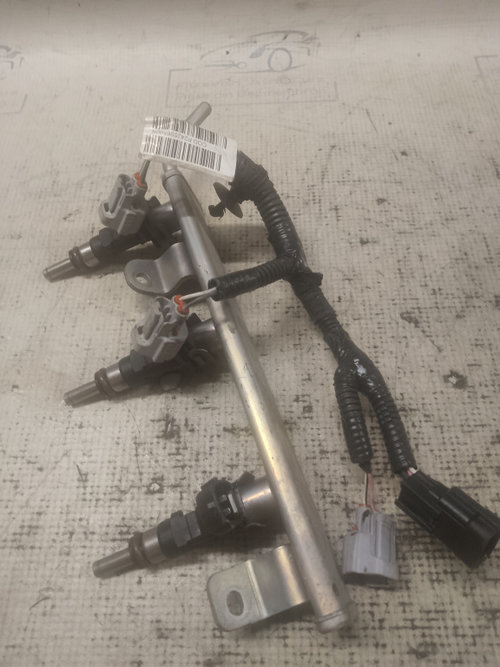 Rampa plus injectoare Dacia Sandero 1.0 Benzina 2012, 3 INJECTOARE / 175204033R / 166007934R