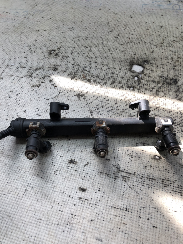 Rampa plus injectoare Skoda Fabia 3 1.0 Benzina 2016, 04C133313 / 04E906031H