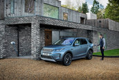 Range Rover Evoque si Land Rover Discovery P300e