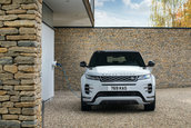 Range Rover Evoque si Land Rover Discovery P300e