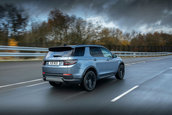 Range Rover Evoque si Land Rover Discovery P300e