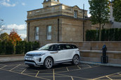 Range Rover Evoque si Land Rover Discovery P300e