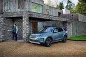 Range Rover Evoque si Land Rover Discovery P300e